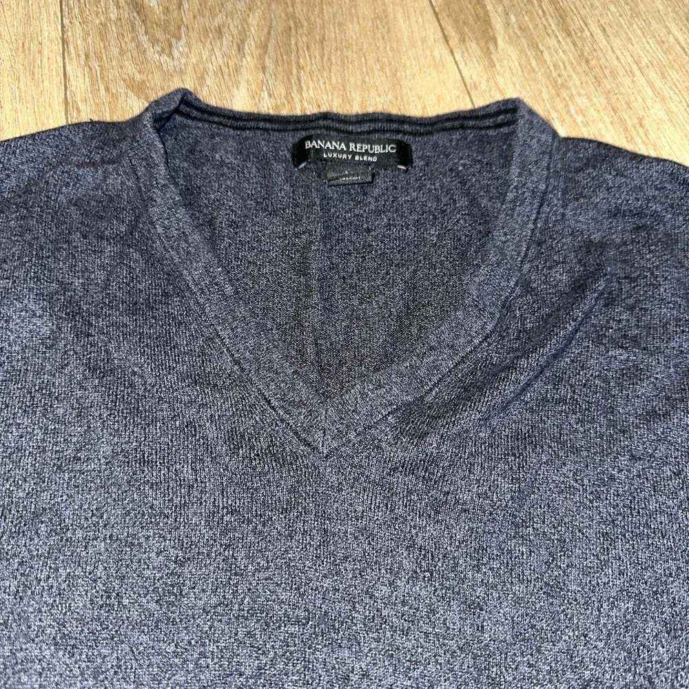 Banana Republic Men's Sweater Large‎ Gray V Neck Silk Cahmere Luxury Blend